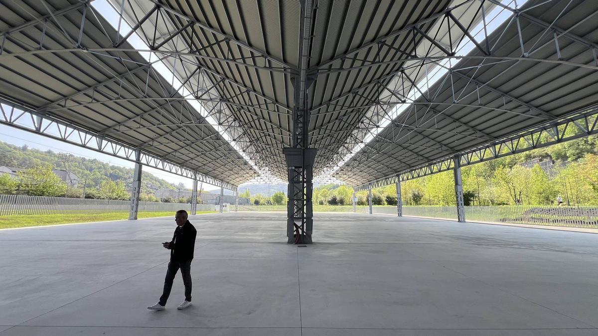 El espaci exterior cubierto del ferial de Talleres del Conde.
