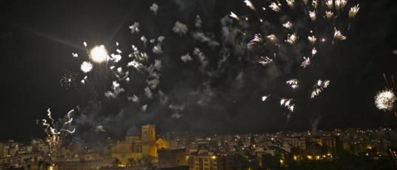 Una imagen de la ciudad de Elche durante la celebración de la Nit d l´Albà de 2014.