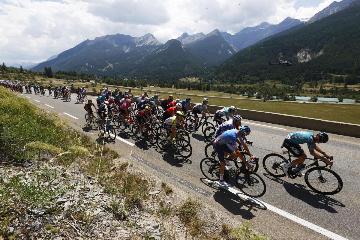 Briancon (France), 14/07/2022.- The peloton in action during the 12th stage of the Tour de France 2022 over 165.1km from Briancon to Alpe d’Huez, France, 14 July 2022. (Ciclismo, Francia) EFE/EPA/GUILLAUME HORCAJUELO