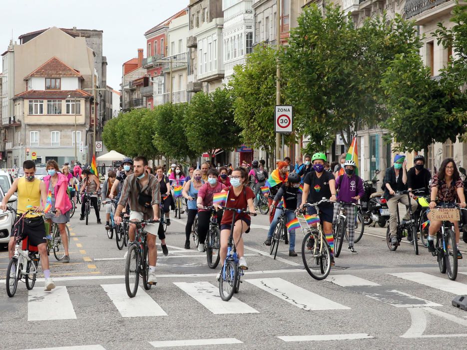 Una multitud de vigueses y viguesas participan en la concentración en bicicleta para celebrar el Día del Orgullo LGTBI