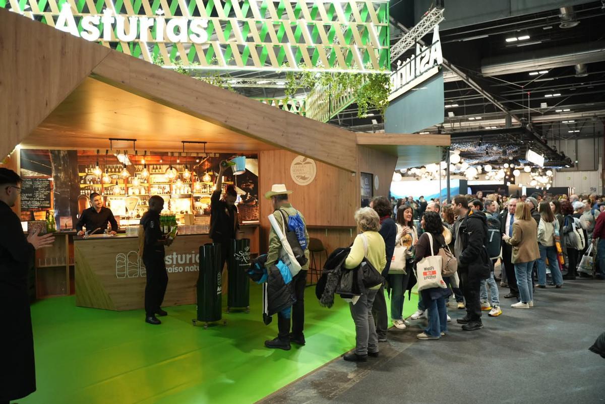 Público esperando para digustar un culin en el chigre del estand asturiano, en FITUR