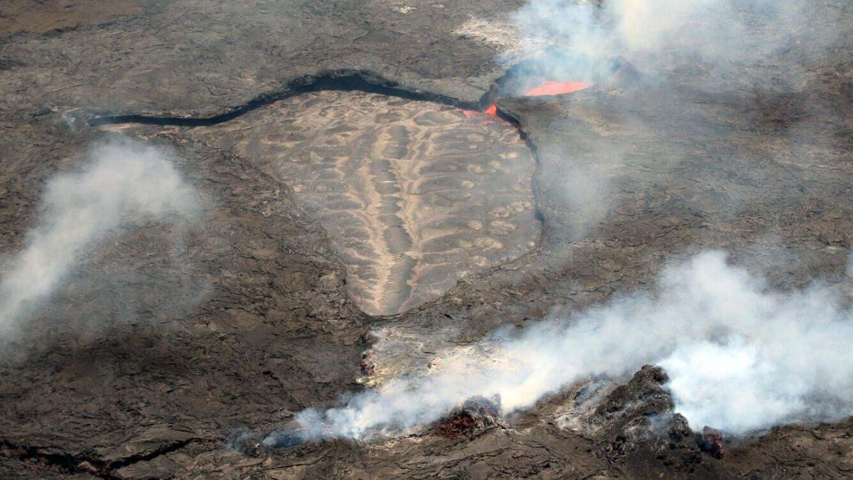 Vista de teleobjetivo del lago de lava activo dentro del cráter Halema'uma'u, en la cumbre del volcán Kīlauea.