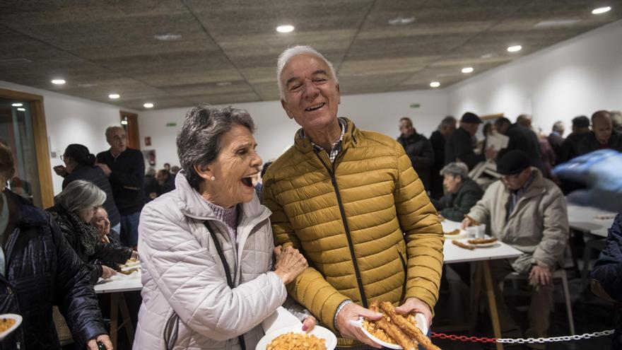 30 kilos de migas y 600 churros para más de 350 vecinos de Hispanoamérica