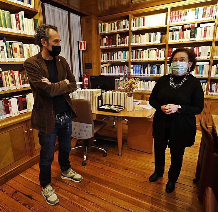 Salmón, charlando con la bibliotecaria y archivera de la Junta, Josefina Velasco, durante su visita a la biblioteca. 