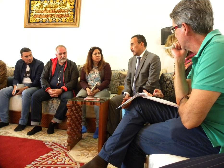 Un grupo de periodistas españoles, en la residencia del presidente electo de la región de Dakhla y exintegrante del Frente Polisario, Yanja Khattat.