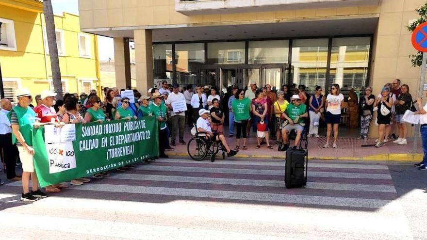 La construcción de cientos de viviendas turísticas desborda el centro de salud de San Miguel de Salinas: los vecinos protestan en la calle