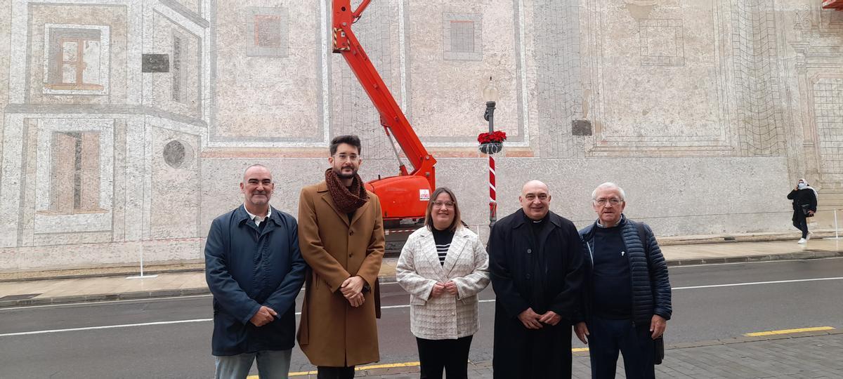 El todavía obispo de Tortosa, la diputada provincial de Cultura, el primer teniente de alcalde y el párroco de la arciprestal han visitado este miércoles las obras.