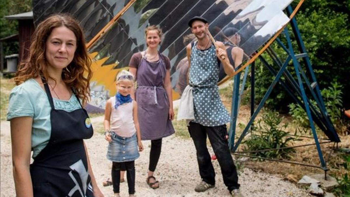 zentauroepp48685795 franziska klapper   chefe of the solar kitchen and her team 190621160814