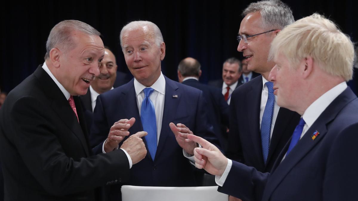 El presidente de Turquía Recep Tayyip Erdogan, con el primer ministro británico Boris Johnson, el presidente estadounidense Joe Biden y el secretario general de la OTAN, Jens Stoltenberg.