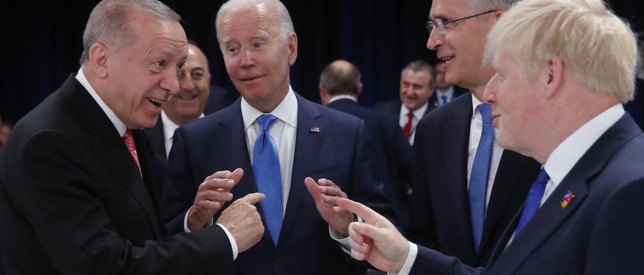 El presidente de Turquía Recep Tayyip Erdogan, con el primer ministro británico Boris Johnson, el presidente estadounidense Joe Biden y el secretario general de la OTAN, Jens Stoltenberg.