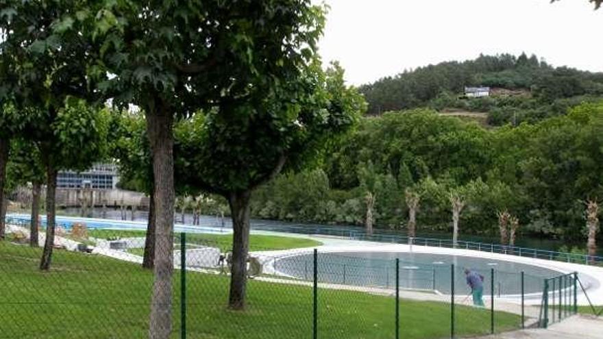 Nueva piscina infantil de Oira que abre al público hoy.