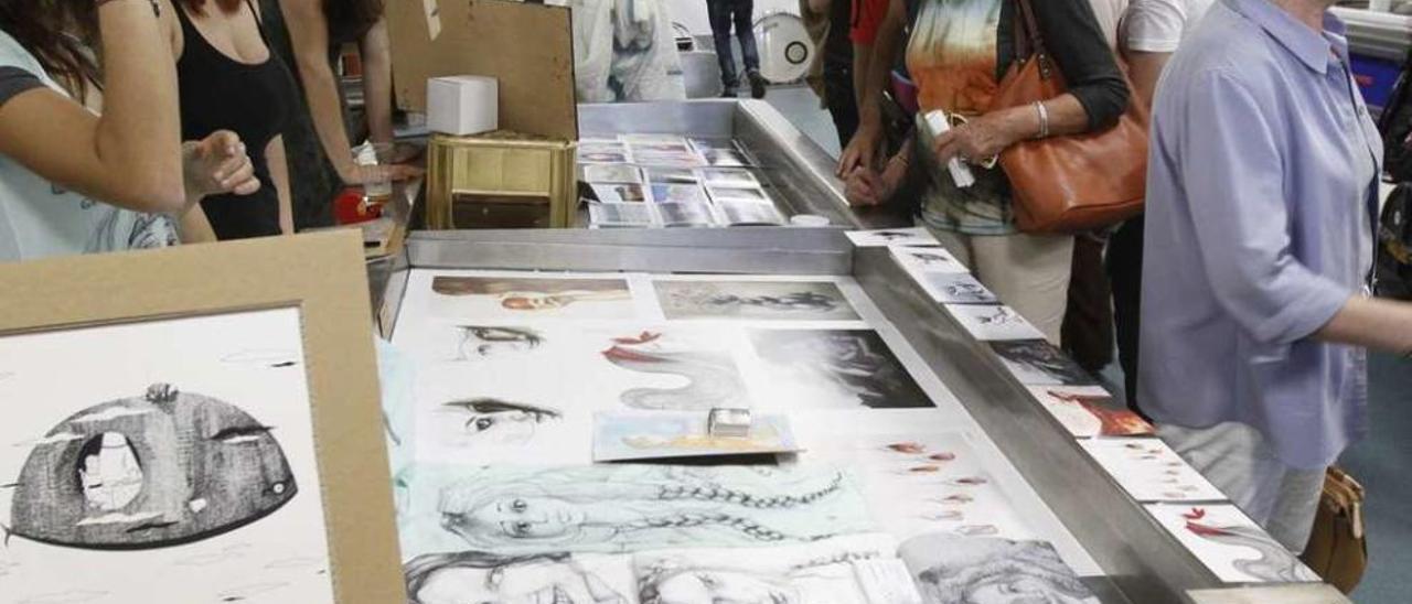 Imagen de la pasada edición del Mercado da Arte, en la plaza de abastos del Calvario. // José Loores