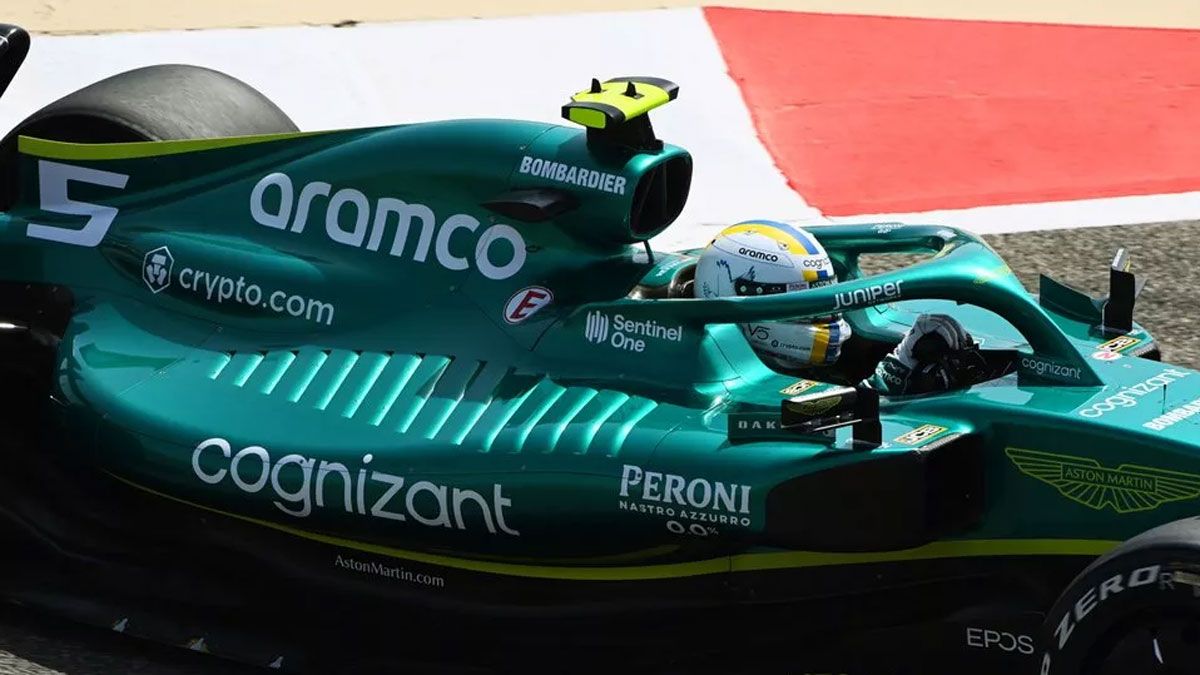 Vettel luce un casco con la bandera de Ucrania en los test de Bahrein