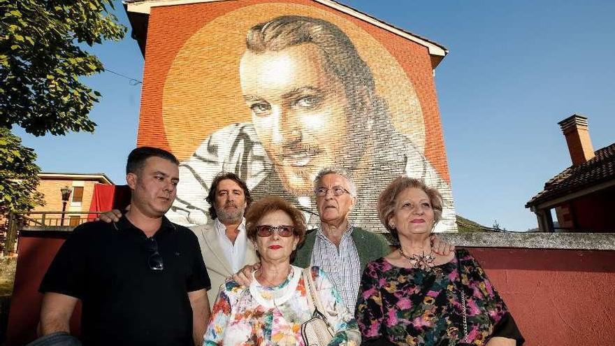 Por la izquierda, ayer, en Tudela Veguín, con el mural de Tino Casal a sus espaldas, sus sobrinos Gonzalo y Manuel Casal, sus hermanas Conchita y Maririna Casal y entre ellas su primo Víctor Casal.