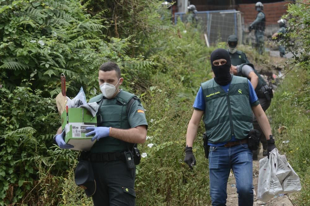 Medio centenar de agentes de la Guardia Civil acudieron este miércoles al poblado en el marco del operativo. // Rafa Vázquez