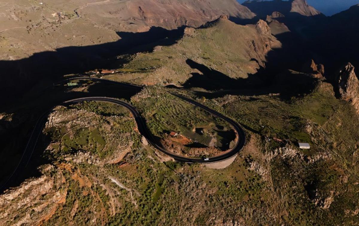 Imagen aérea de la carretera entre San Sebastián y La Degollada. | E. D.