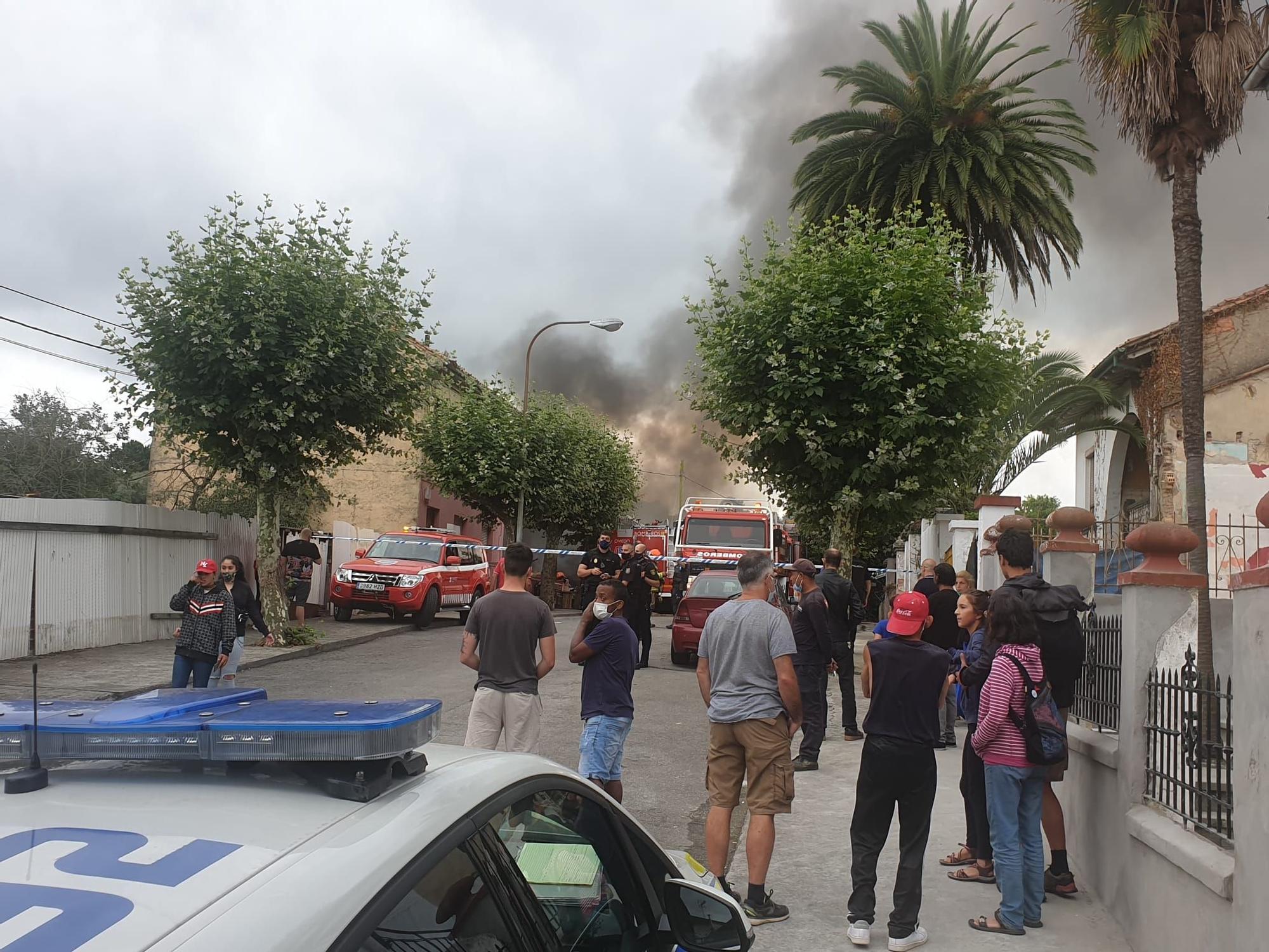 Aparatoso incendio en La Tenderina