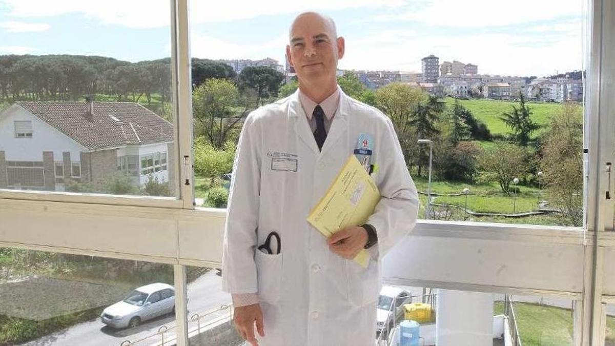 El doctor Carlos González de la Cuesta en su consulta del CHUO.