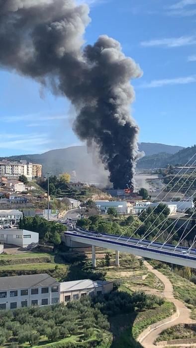 Imágenes del incendio de una fábrica en Alcoy.