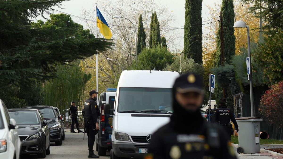 Policías en la embajada de Ucrania en Madrid