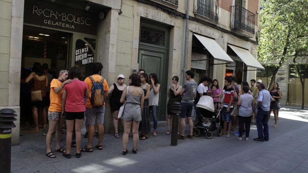 Desenes de persones fan cua per tastar els nous gelats d'«Stranger Things» de Jordi Roca