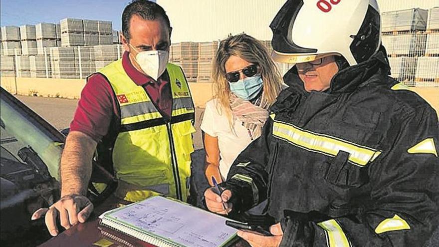 Un incendio calcina un almacén de maderas de Vall d’Alba de 7.000 m2