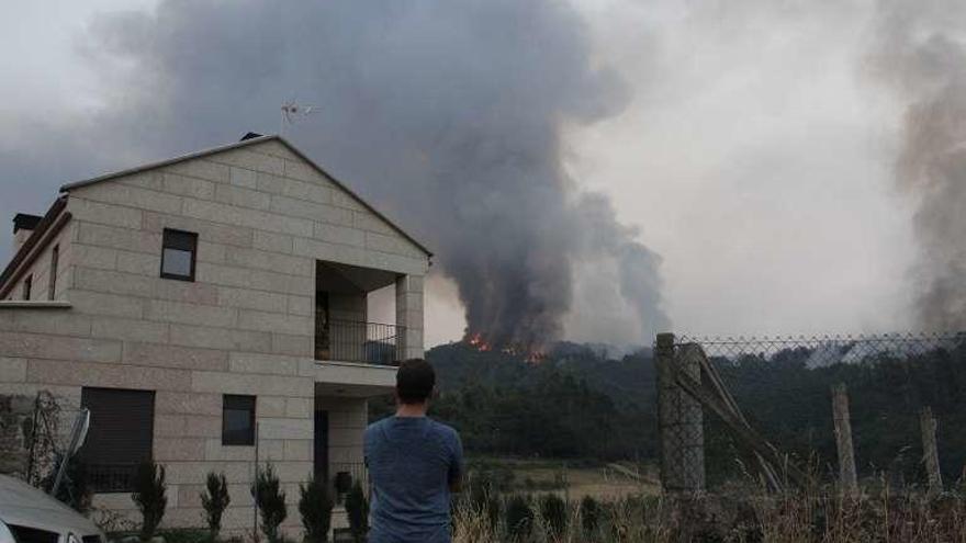 Un hombre contempla el fuego desde su casa. // S.A.