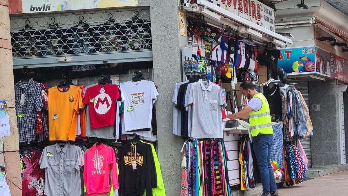 Un efectiu de la Policia Nacional en un establiment de Lloret