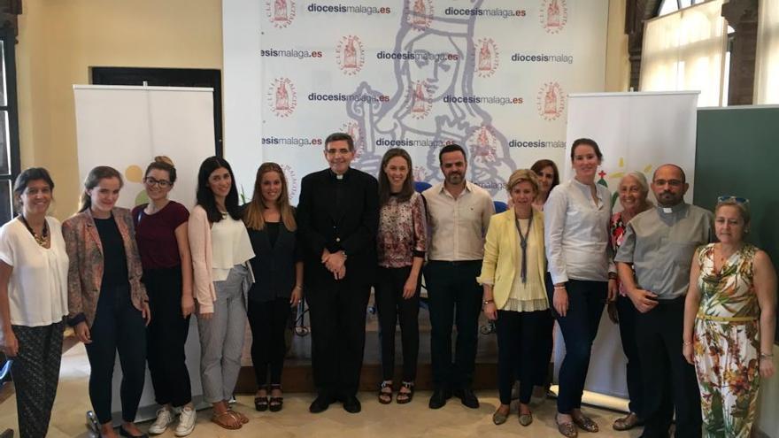 José Sánchez Herrera y Dolores Rando Cueto, en el centro, con integrantes de Foovy.