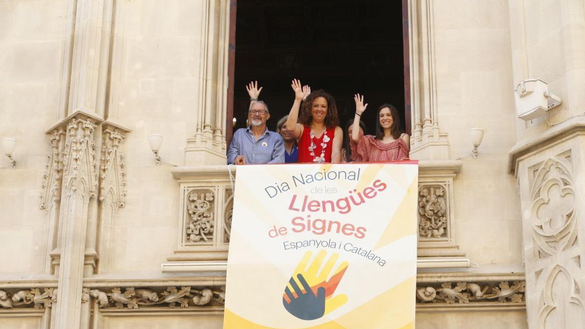 El Consell de Mallorca, con la presidenta Catalina Cladera, en el Día Nacional de la Lengua de Signos.