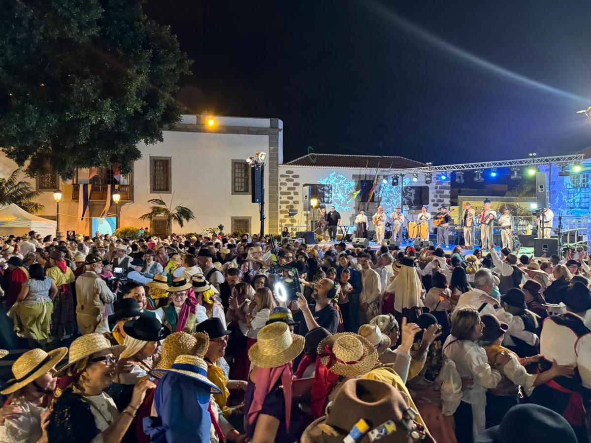 Tenderete en la plaza de San Juan de Telde por el Día de Canarias