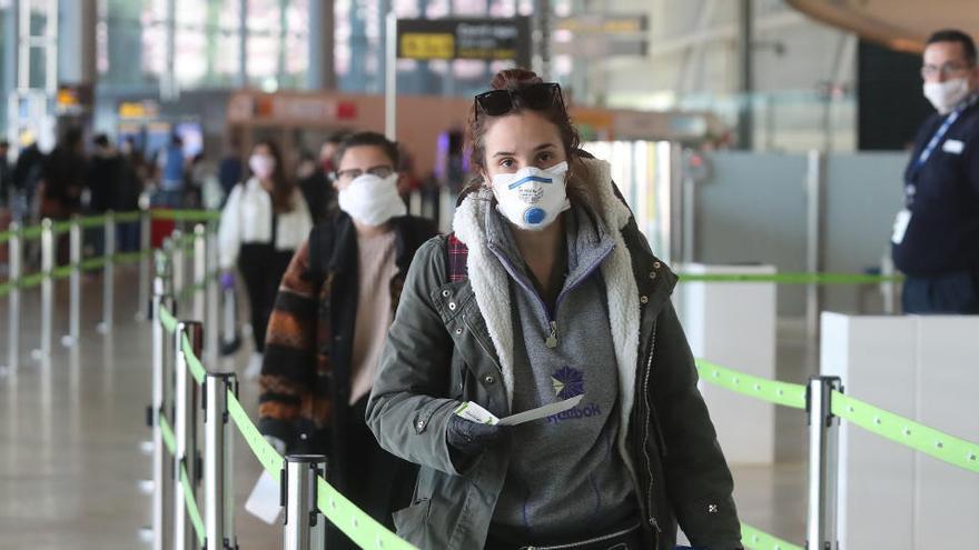 Pasajeros en el aeropuerto de Manises.