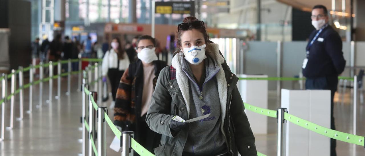 Pasajeros en el aeropuerto de Manises.