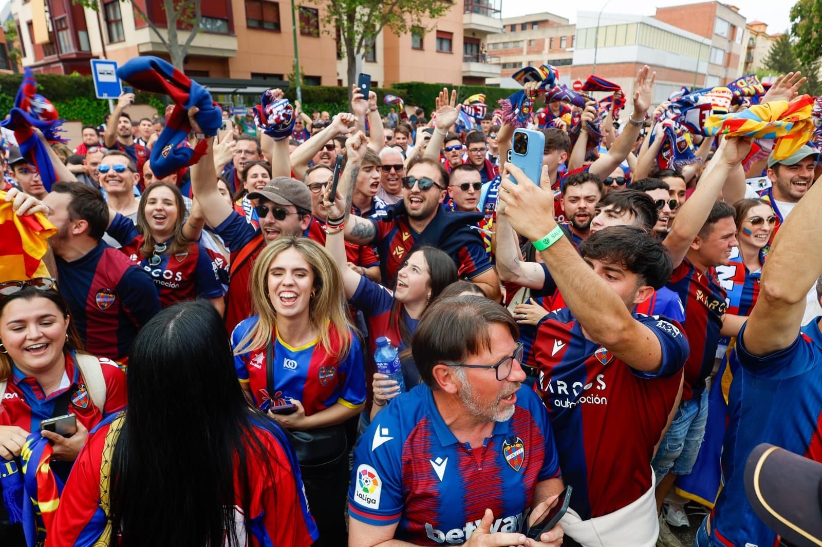 Explosión granota en la llegada del Levante UD a El Plantío