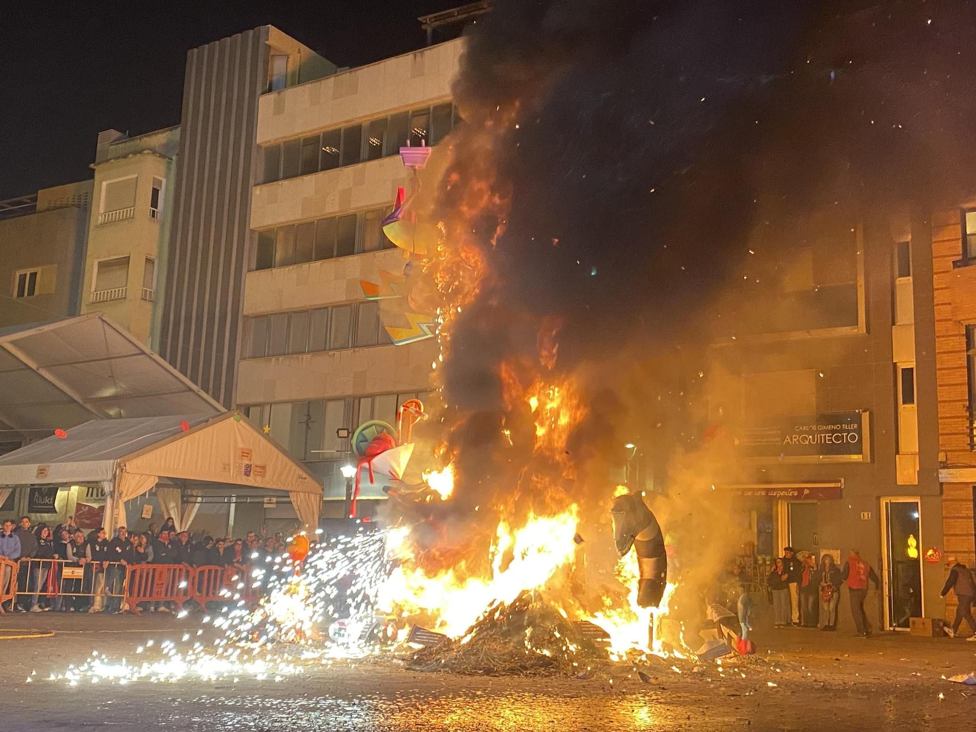 Galería I Fallas Benicarló: La comisión El Campanar cierra ciclo josefino con la 'cremà'