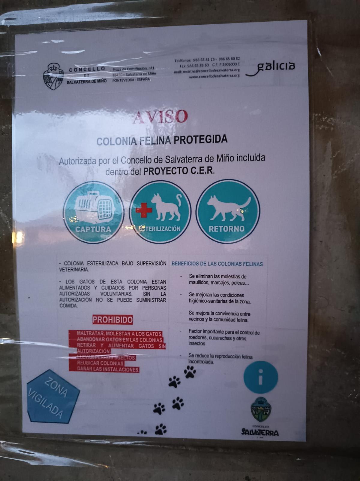 Cartel de la existencia de la colonia felina en la zona.