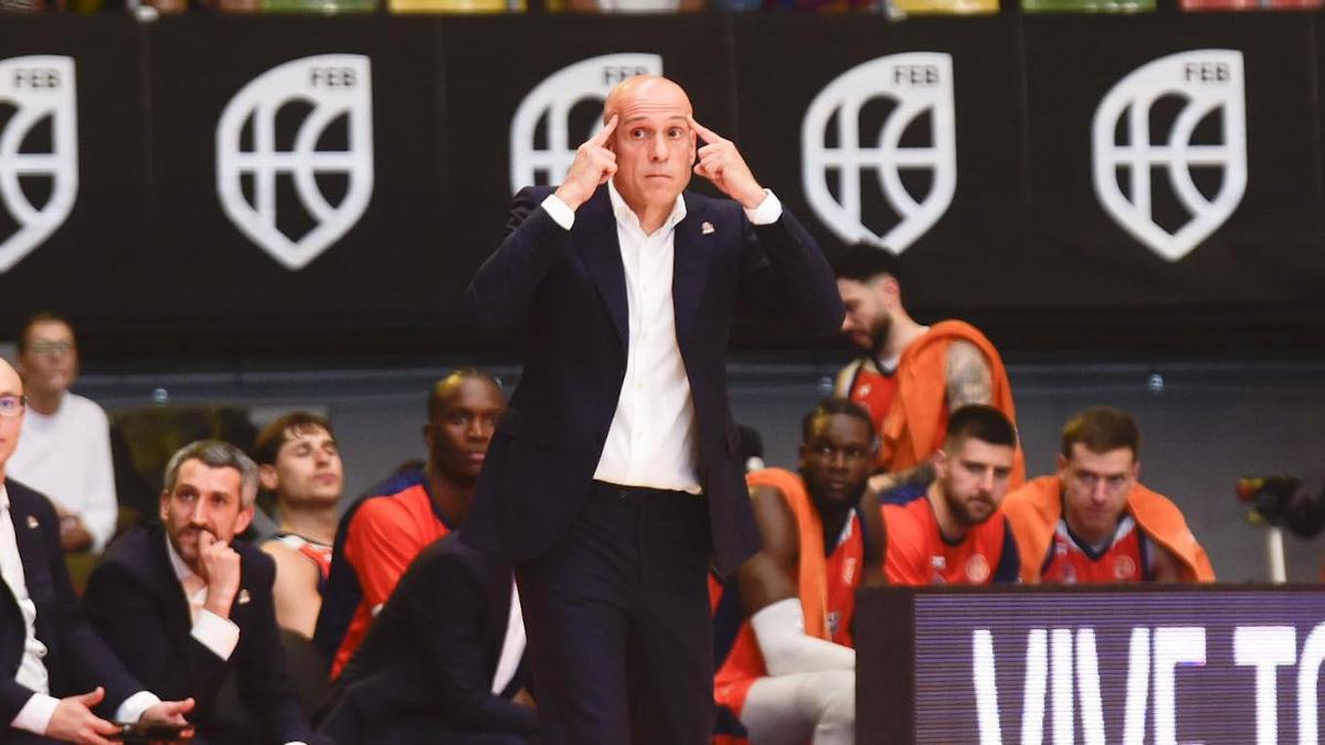 Carles Marco pide cabeza a sus jugadores en el duelo ante el Palencia.