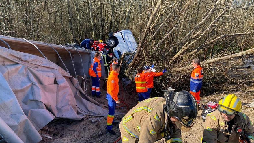 Un muerto y tres heridos, dos de ellos guardias civiles de servicio, en un accidente en Ourense