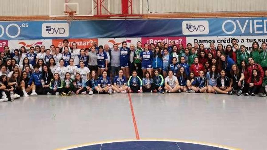 Los participantes y organizadores del torneo femenino de balonmano, ayer en el pabellón de Vallobín.