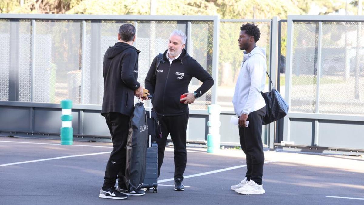 Yunus Musah, esperando a su hermano en la entrada de la terminal