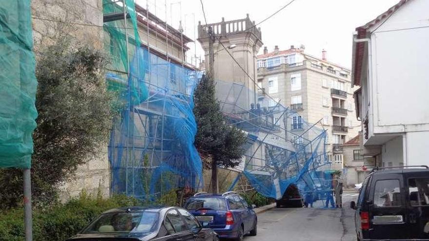 Andamio de la iglesia caído sobre el coche. // Gonzalo N.