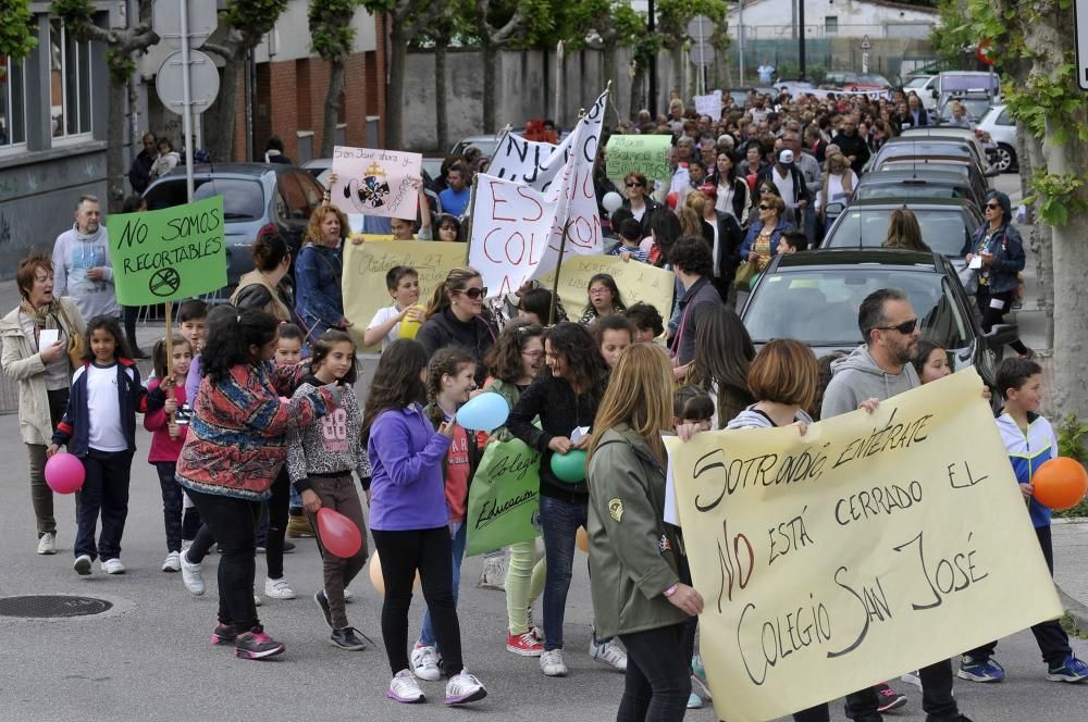 Protestas de padres y alumnos en Sotrondio por el cierre de aulas en el Colegio San José