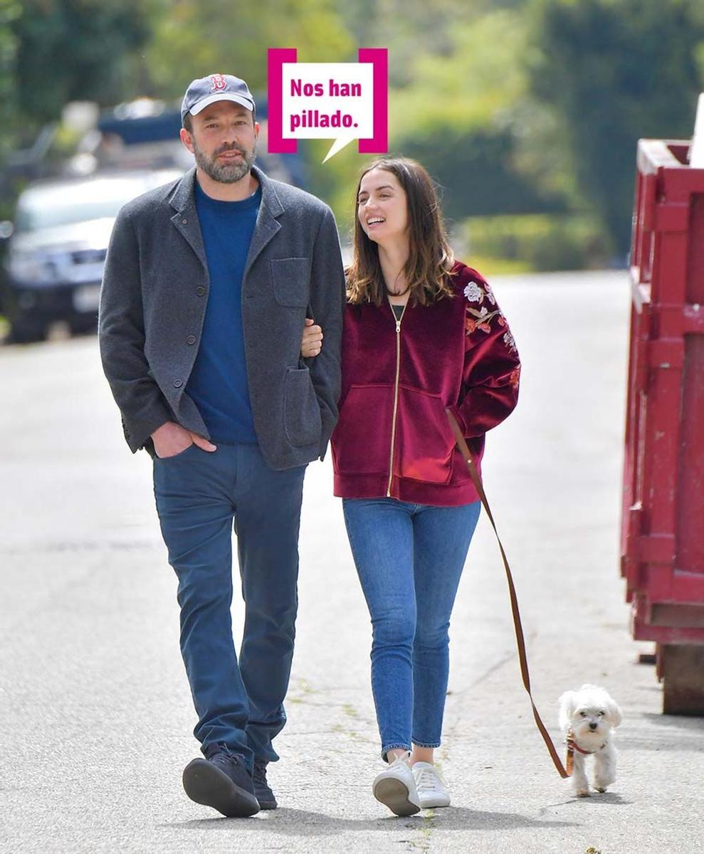 Ana de Armas y Ben Affleck paseando por la calle