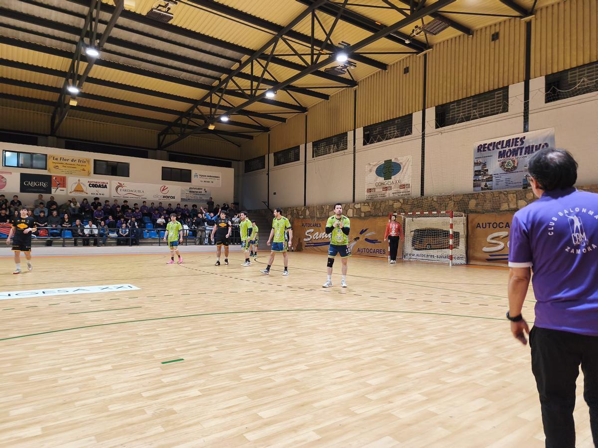 Imagen de la defensa del BM Caja Rural Zamora en Salamanca.