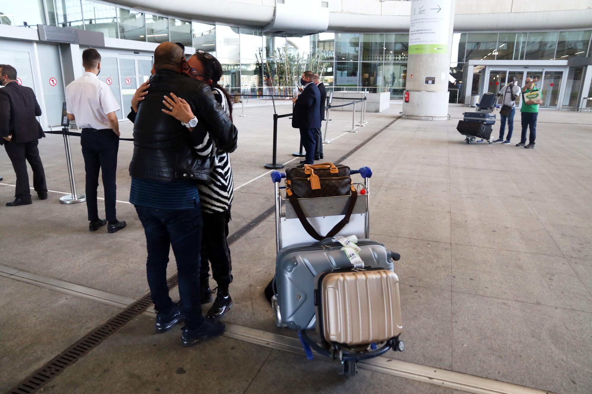 Turistas llegan al aeropuerto de Málaga el lunes 24 de mayo, tras relajarse las restricciones