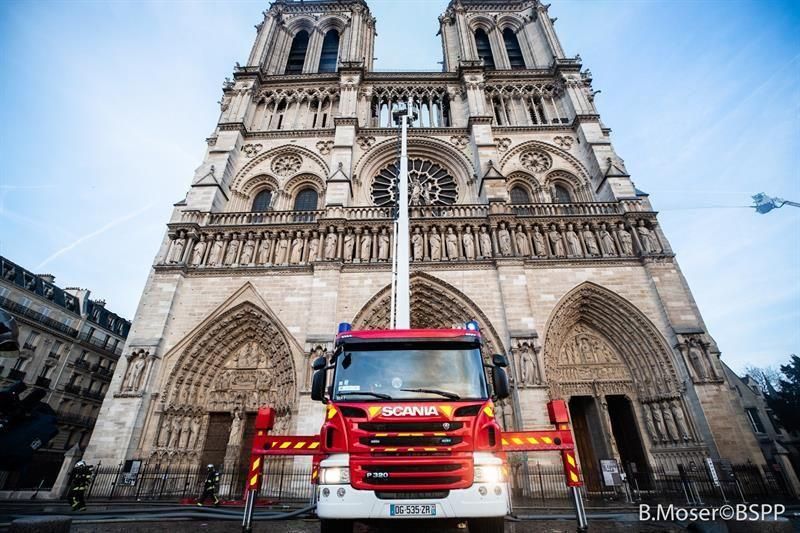 Incendio en la Catedral de Nôtre Dame