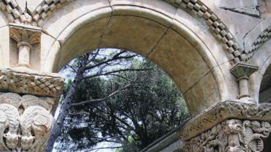Detalle de uno de los arcos, con la obra ya instalada en Palamós.