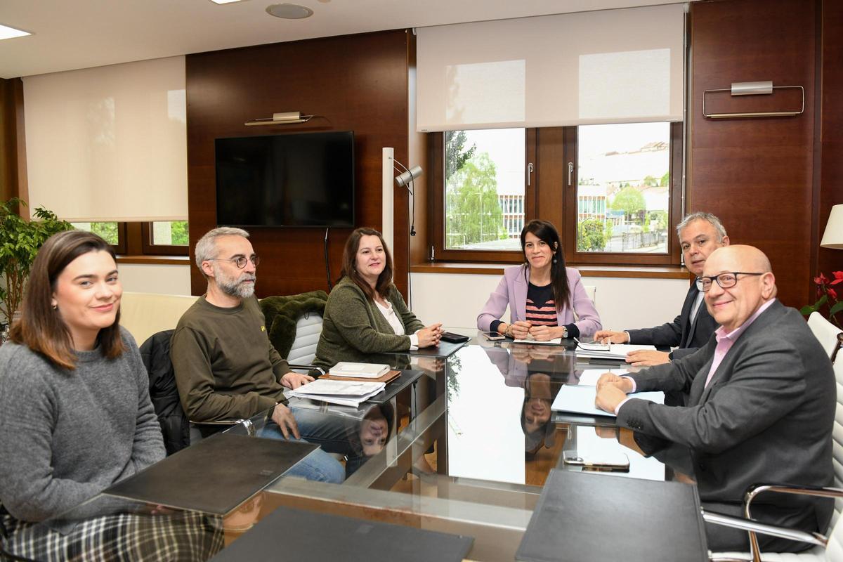 Reunión de la conselleira con la representación del gobierno de Cangas en la mañana de este miércoles en Santiago.