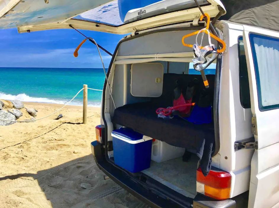 Decenas de caravanas se publicitan como alquileres turísticos en espacios naturales de Ibiza