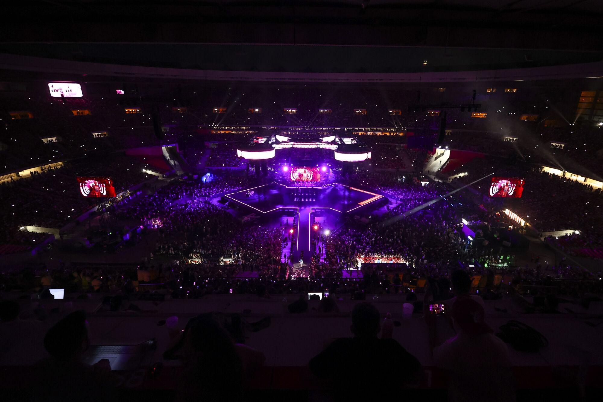 Vista general durante la quinta edición de La Velada del Año en el Estadio de La Cartuja, a 26 de julio de 2025 en Sevilla (Andalucía, España). El creador de contenidos, Ibai Llanos, ha organizado la quinta Velada del Año. El Estadio La Cartuja alberga a unos 75.000 espectadores, una cifra que volverá a ser histórica. El Santiago Bernabéu ya acogió un número similar en la pasada edición de La Velada, unos 80.000 espectadores, convirtiendo el evento en el de mayor aforo de la historia en España para una cita boxística: superó un récord establecido hace casi 100 años en el combate entre Paulino Uzcudun y Primo Carnera en el Estadio Olímpico de Montjuïc en 1930. Con un pico de 3,85 millones de dispositivos conectados, La Velada del Año posee, en su cuarta edición, el récord de la emisión más vista de la historia en cualquier idioma en Twitch, la gran plataforma de streaming. Es, sin duda, el mayor evento jamás concebido en internet, y copa el top 3 de emisiones más vistas. Joaquin Corchero;category_code_new